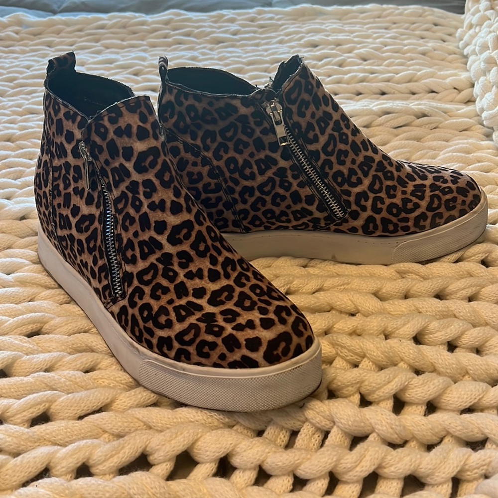 Ankle high leopard shoes